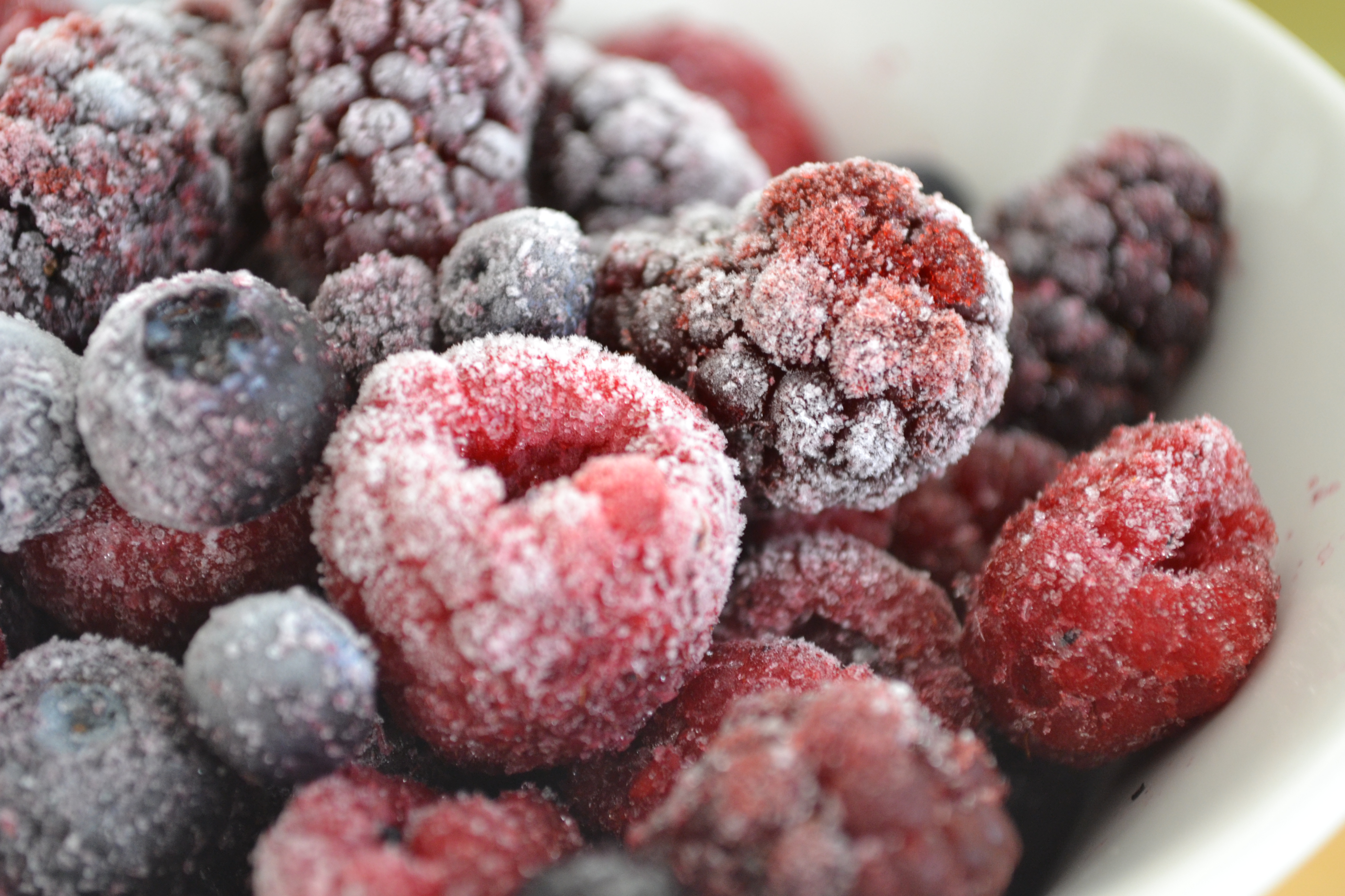 Заморозка фруктов. Замороженные фрукты. Заморозка ягод. Быстрозамороженные ягоды. Ягода свежемороженая.